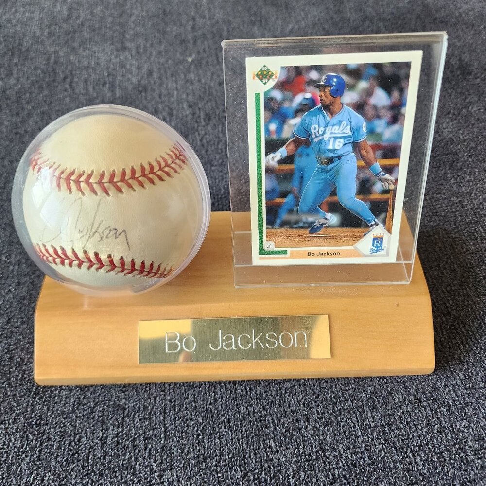 Bo Jackson KCR Autographed MBL Baseball w/ Card (740) and Case